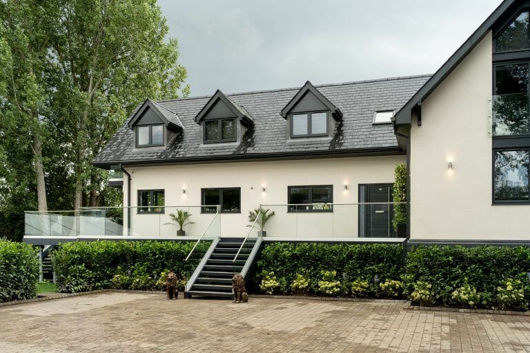 Modern Family House in Caversham image 2