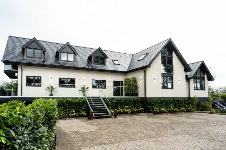 Modern Family House in Caversham image 4