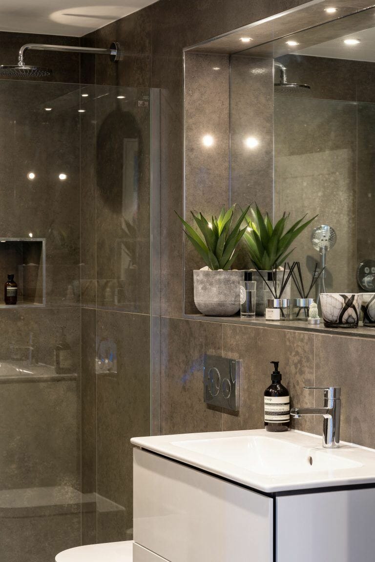 Modern Family House in Caversham image 20