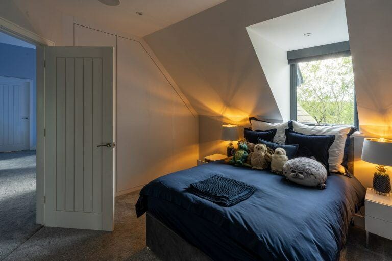 Modern Family House in Caversham image 22