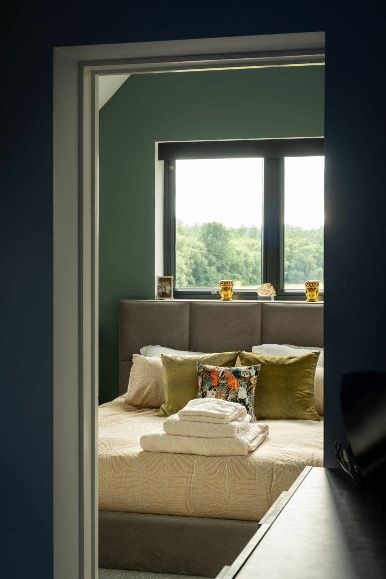 Modern Family House in Caversham image 23