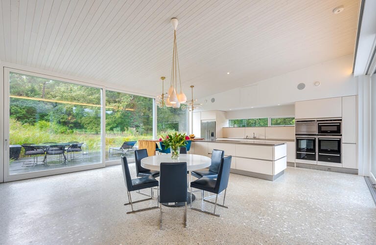 Californian Style in Surrey image 26
