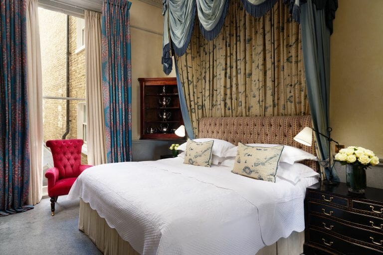Glamorous Kensington Hotel image 7