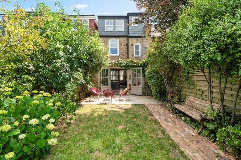 Liddell Gardens Family Home image 27