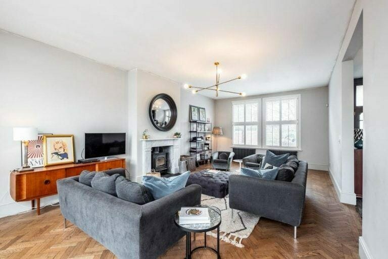 Family Home in Aldersbrook image 8
