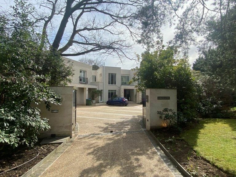 Modern Weybridge Mansion image 99