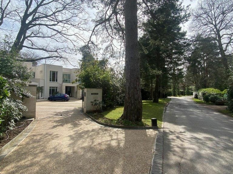 Modern Weybridge Mansion image 100