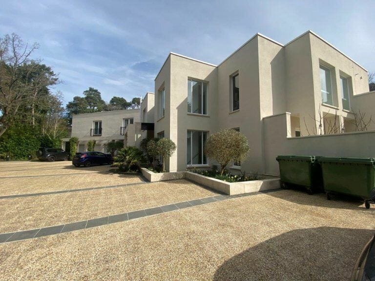 Modern Weybridge Mansion image 6