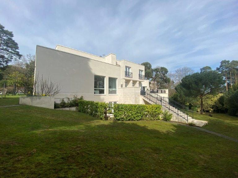Modern Weybridge Mansion image 98
