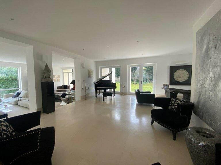 Modern Weybridge Mansion image 12