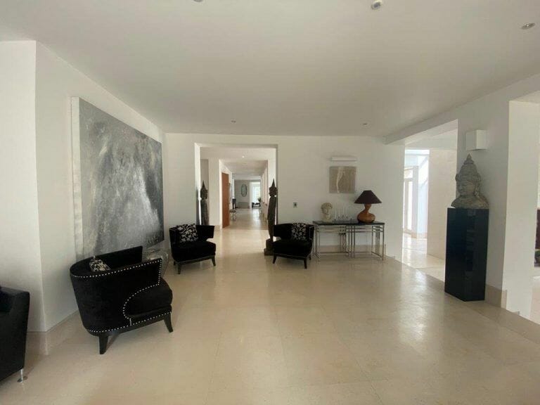 Modern Weybridge Mansion image 14