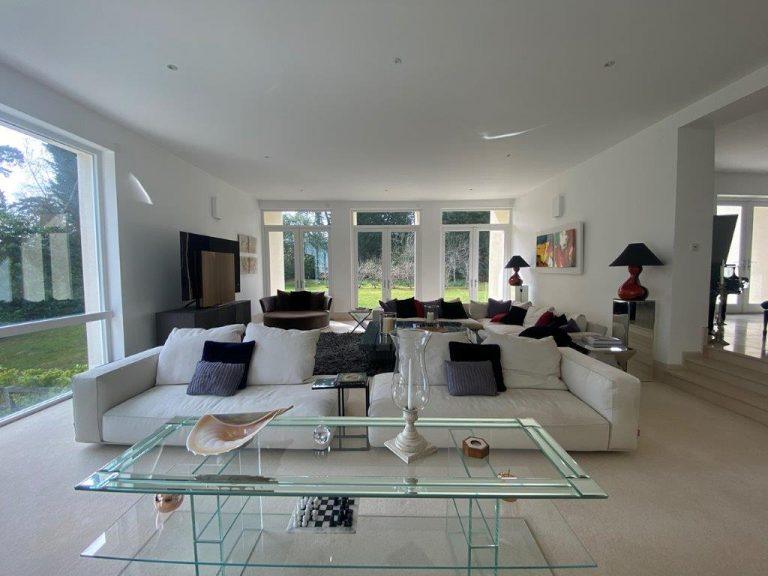 Modern Weybridge Mansion image 16