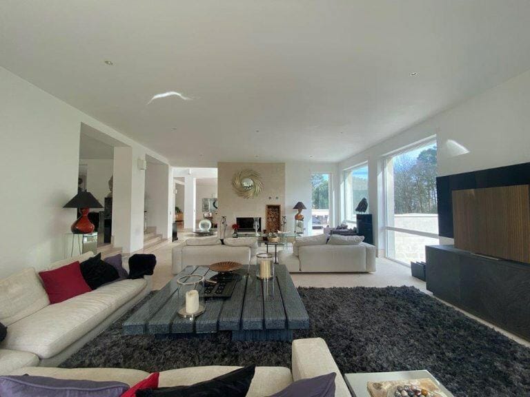 Modern Weybridge Mansion image 17