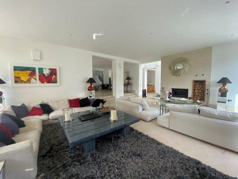 Modern Weybridge Mansion image 18