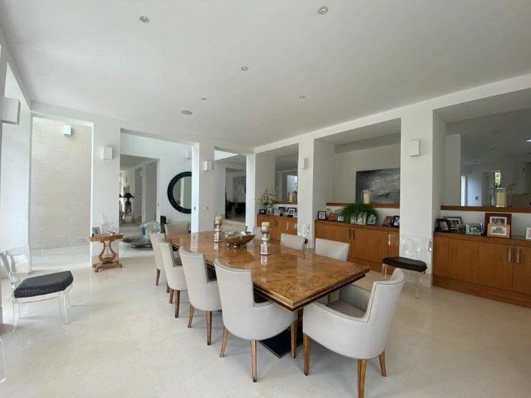 Modern Weybridge Mansion image 23