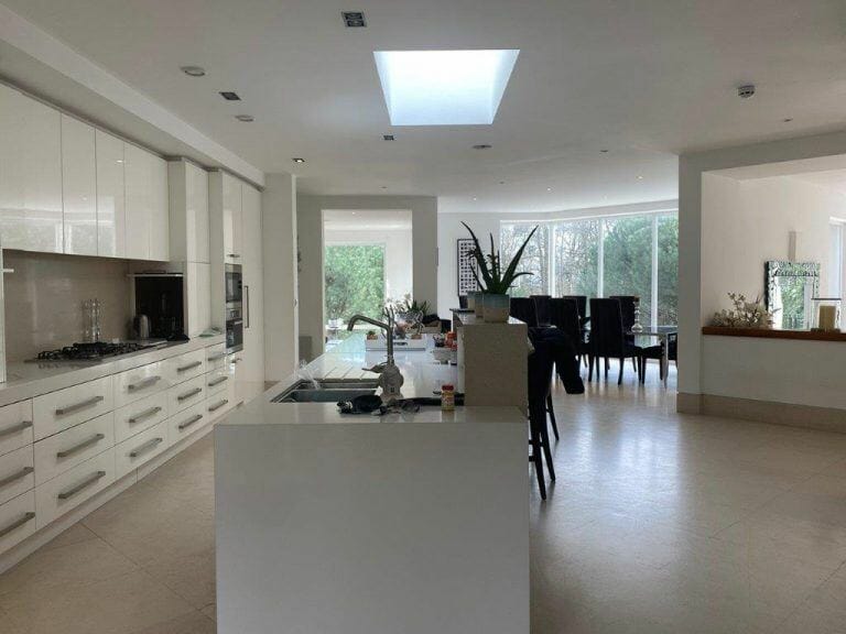 Modern Weybridge Mansion image 28