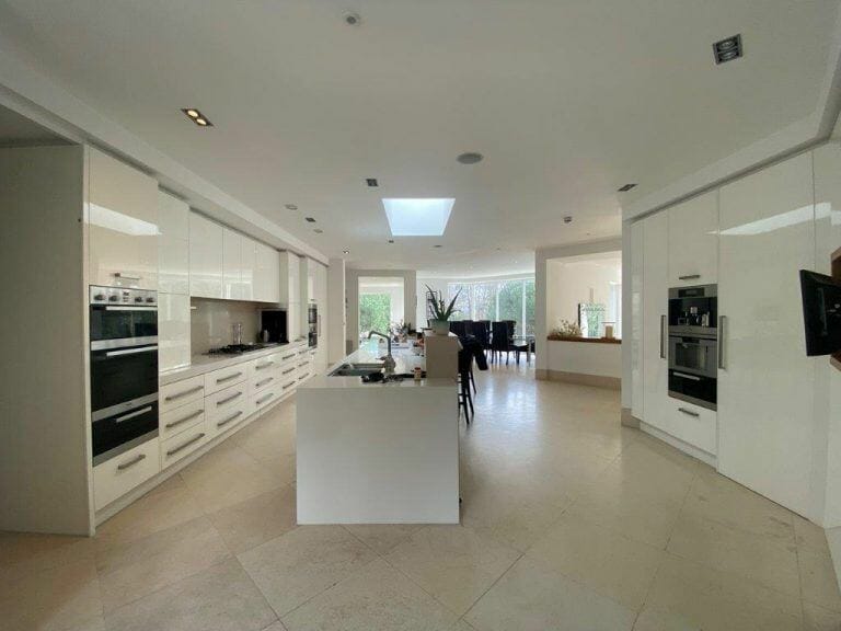 Modern Weybridge Mansion image 29