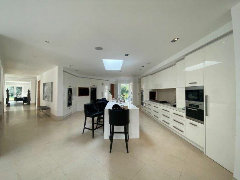 Modern Weybridge Mansion image 31