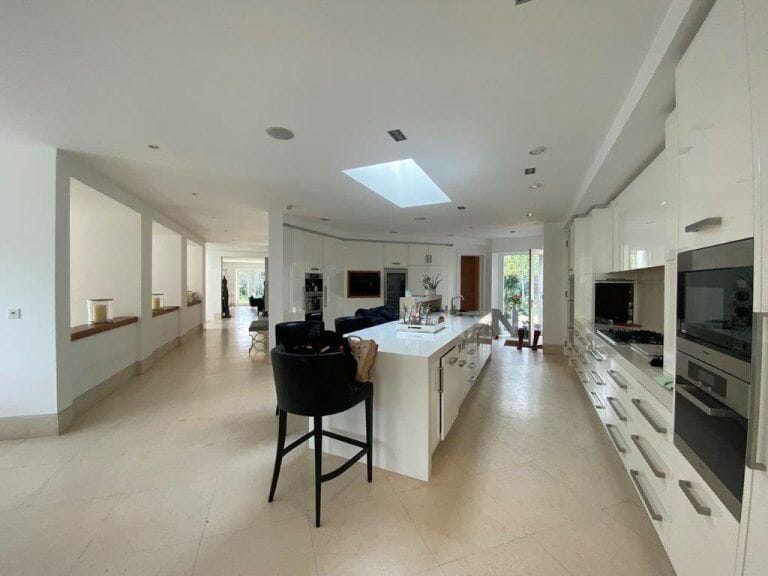 Modern Weybridge Mansion image 32