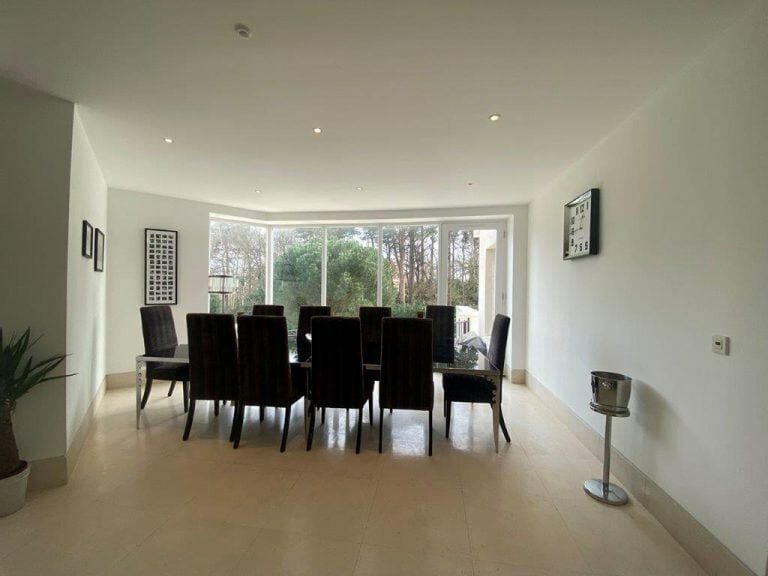 Modern Weybridge Mansion image 37