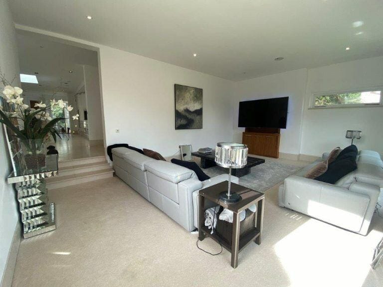 Modern Weybridge Mansion image 40