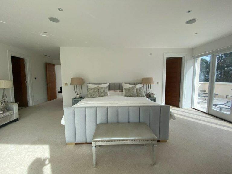Modern Weybridge Mansion image 47