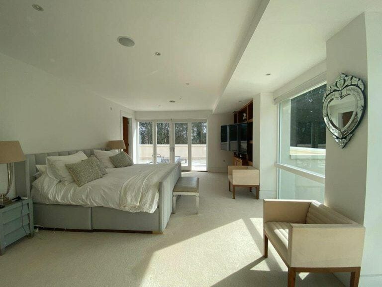 Modern Weybridge Mansion image 51