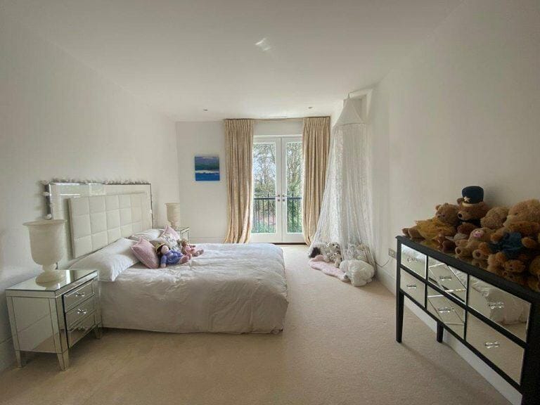 Modern Weybridge Mansion image 66