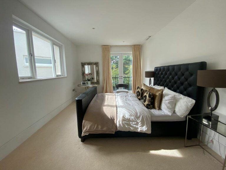 Modern Weybridge Mansion image 73