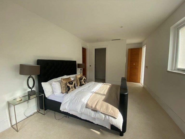 Modern Weybridge Mansion image 74