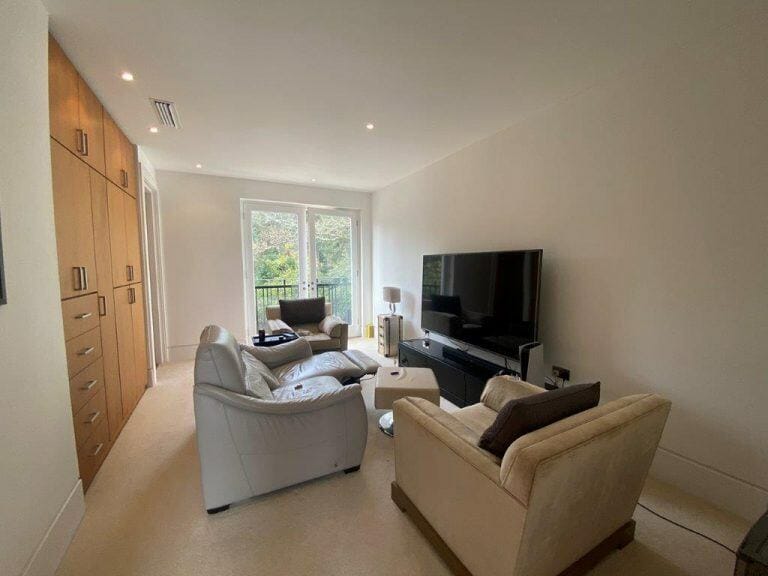 Modern Weybridge Mansion image 76
