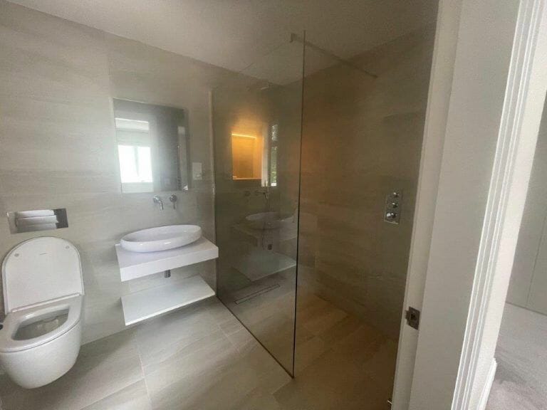 7 Bedroom House in Stanmore image 34