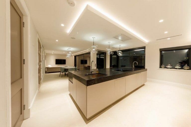 7 Bedroom House in Stanmore image 4