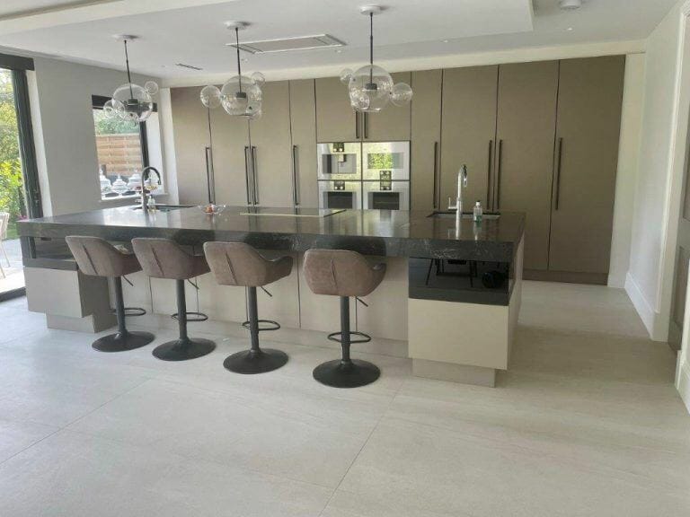 7 Bedroom House in Stanmore image 6