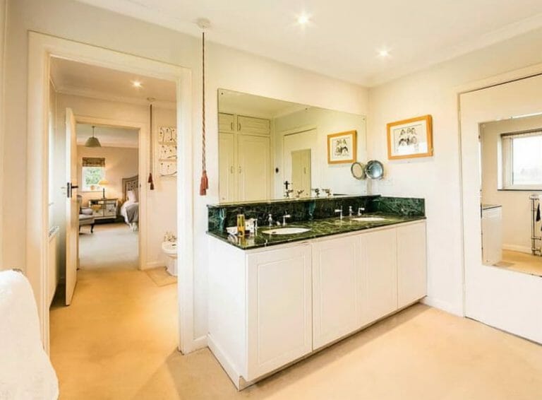 Large Family Home in Surrey image 12