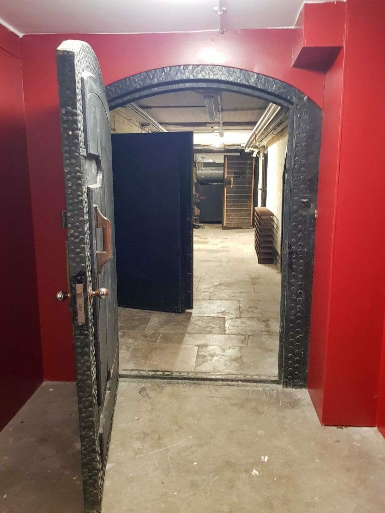Old Fashioned Bar and Wine Cellar image 33