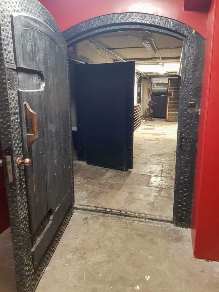 Old Fashioned Bar and Wine Cellar image 34