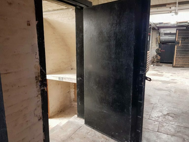 Old Fashioned Bar and Wine Cellar image 39