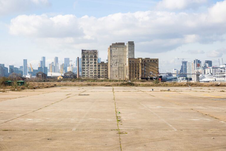 400,000sqft Riverside Hardstanding Ground image 1