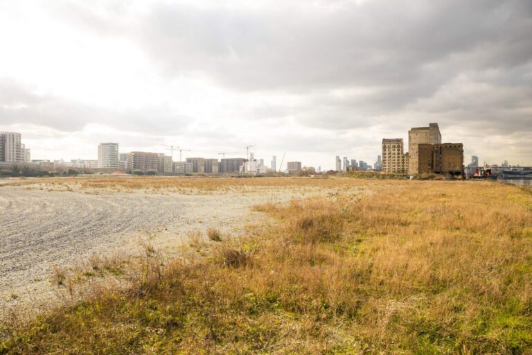400,000sqft Riverside Hardstanding Ground image 5