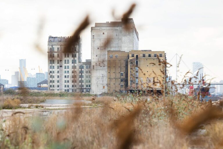 400,000sqft Riverside Hardstanding Ground image 7