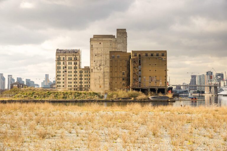 400,000sqft Riverside Hardstanding Ground image 2