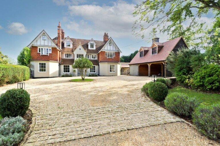 Grand Country House Guildford image 2