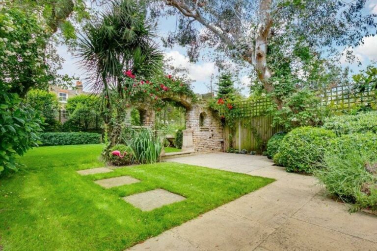 Clapham Family Home image 20