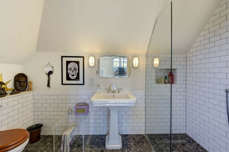 Renovated Cricklewood Home image 27
