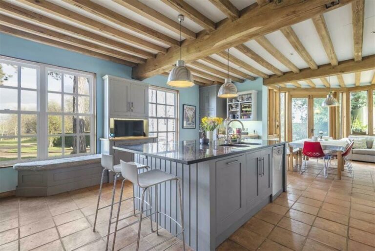 Secluded Country Home in North London image 7