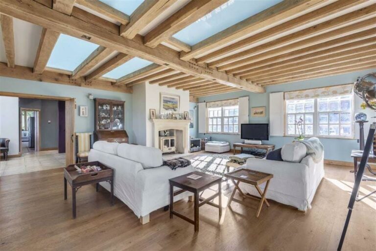 Secluded Country Home in North London image 3