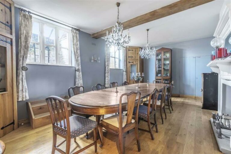 Secluded Country Home in North London image 5