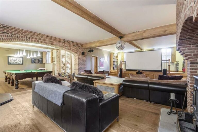 Secluded Country Home in North London image 2