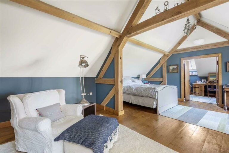 Secluded Country Home in North London image 12